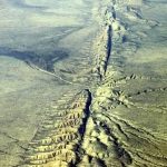تغییر خصوصیات آماری زلزله‌ها با تغییر اندازه‌ی گسل