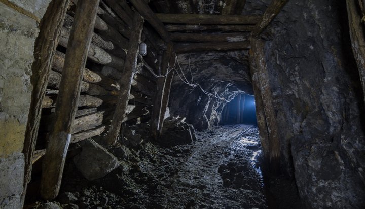 تونل معدن زغال سنگ زیرزمینی همراه با اقدامات ایمنی مناسب