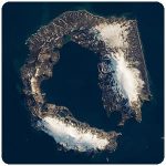 جزیره نعل اسبی تنها آتشفشانی که کشتی ها میتوانند از میان آن عبور کنند