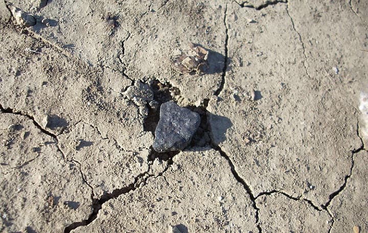 شهاب سنگ کوچک سیاه پس از برخورد با زمین