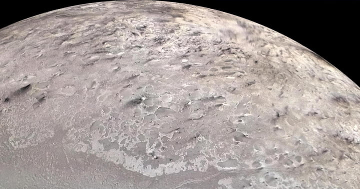 سطح پوشیده از یخ تریتون قمر نپتون
